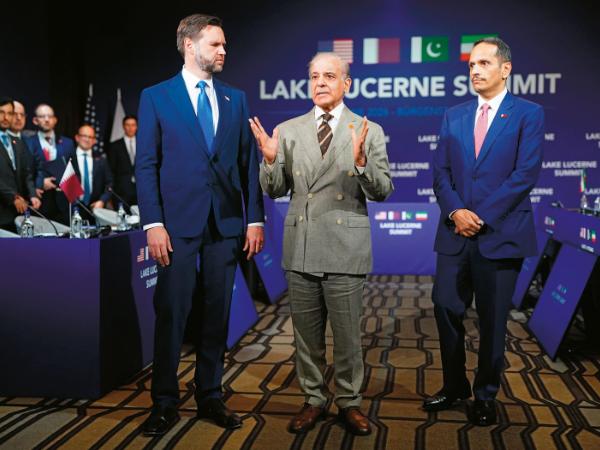 Od lewej: wiceprezydent USA J.D. Vance i mediatorzy: premier Pakistanu Szehbaz Szarif
i premier Kataru Mohamed as-Sani, którzy ze stroną irańską rozmawiają osobno.