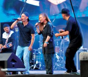 Molesta Ewenement i Mister D, czyli Dorota Masłowska, podczas wspólnego występu w Krakowie.