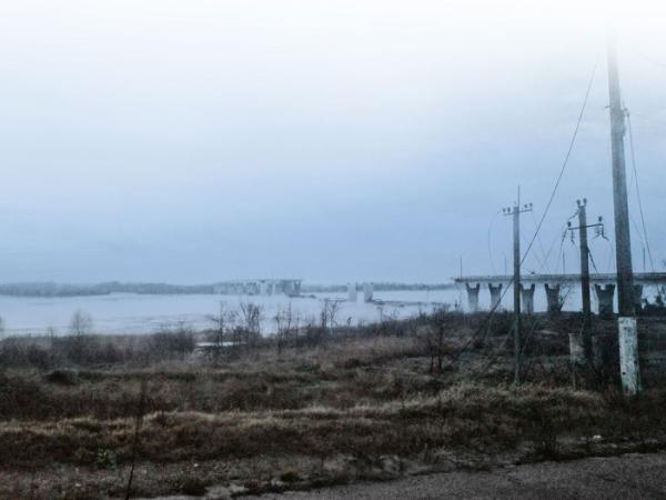 Zniszczony przez Rosjan most Antonowski na Dnieprze.