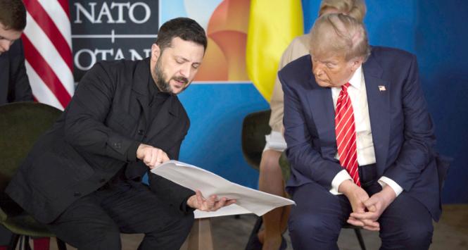 Prezydent Ukrainy Wołodymyr Zełenski i prezydent USA Donald Trump podczas ostatniego szczytu NATO w Hadze. 25 czerwca 2025 r.