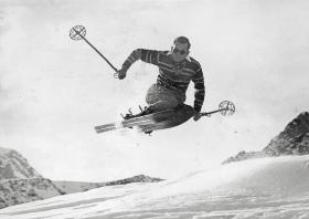 Narciarz Walter Amstutz, syn hotelarza z Muerren, jeden z członków założycieli Szwajcarskiego Akademickiego Klubu Narciarskiego. Był również dyrektorem biura turystycznego w St. Mortiz. Zdjęcie zrobione w Muerren w 1925 r.