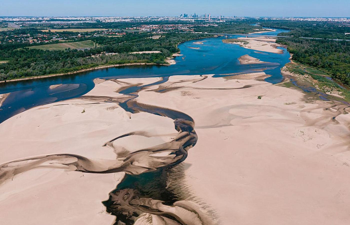 Poziom wody w Wiśle był w lipcu najniższy od 7 lat i w Warszawie wyniósł zaledwie 35 cm. Na zdjęciu rzeka w okolicach Wysp Zawadowskich koło Józefowa.