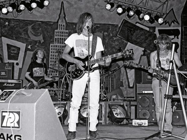 Koncert zespołu Izrael na warszawskim Torwarze, 1990 r. W środku: Darek „Maleo” Malejonek, po prawej: Robert Brylewski.