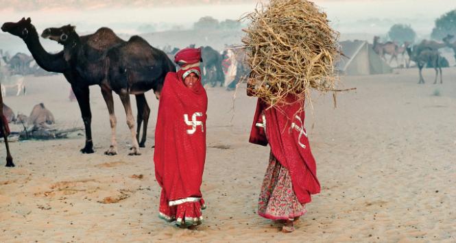 Pushkar, Indie. Swastyki na okryciach ko¬biet symbolizują powodzenie.