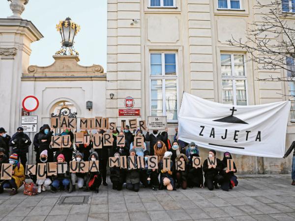 Protest środowisk artystycznych w obronie Zachęty przed Ministerstwem Kultury i Dziedzictwa Narodowego. Grafika na transparencie autorstwa współpracującego z POLITYKĄ rysownika Bartka Kiełbowicza.