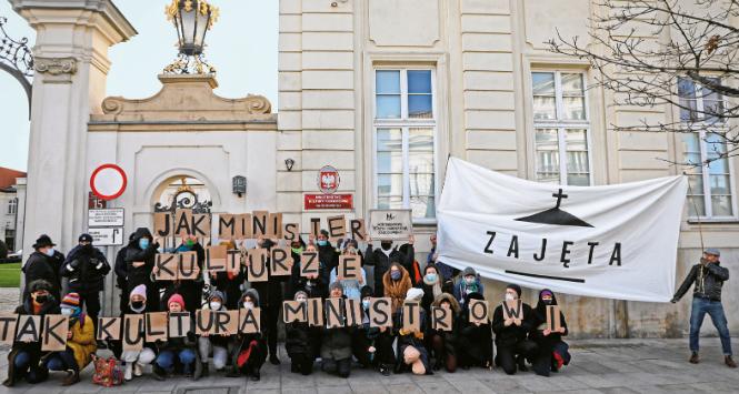 Protest środowisk artystycznych w obronie Zachęty przed Ministerstwem Kultury i Dziedzictwa Narodowego. Grafika na transparencie autorstwa współpracującego z POLITYKĄ rysownika Bartka Kiełbowicza.