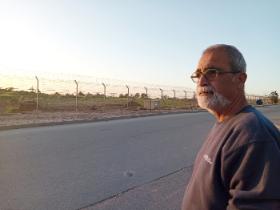 Yoram Haimi przy ogrodzeniu kibucu Mefalsim, 2 km do Beit Hanun w Strefie Gazy