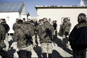 Nie wszyscy zmieścili się w kaplicy podczas mszy