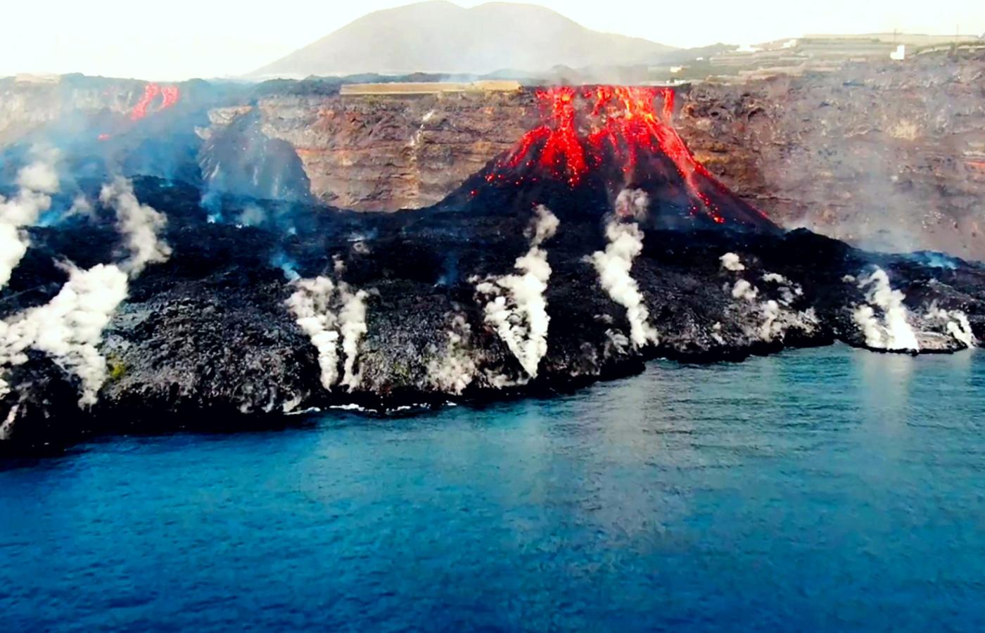 Trwająca od połowy września erupcja wulkanu Cumbre Vieja na Wyspach Kanaryjskich może pomóc w rozwiązaniu zagadki powstania Księżyca.