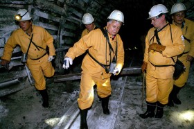 Lech Kaczyński w kopalnianym chodniku.