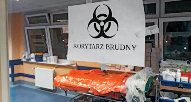 Niektóre drzwi zamknięto na głucho. Wszędzie pojawiły się kartki – drogowskazy, które stopniują napięcie.