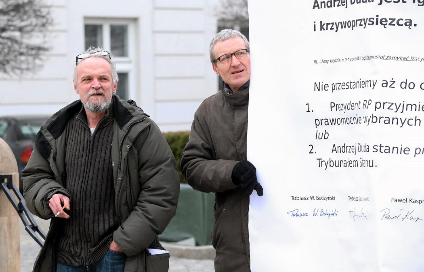 Pawel Kacprzak (po lewej) oraz Tadeusz Jakrzewski podczas pikiety przed Pałacem Prezydenckim