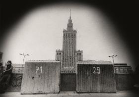 Pałac Kultury i Nauki, choć uchodzi za kontrowersyjny, stoi niemal nietknięty zrębem czasu. Zmienia się tylko okoliczna przestrzeń (w 1999 r. stanęły tam KDT, potem strefa Euro, zapowiadano też utworzenie Muzeum Sztuki Nowoczesnej).