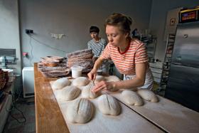 Weronika Nogańska, jedna z właścicielekpiekarni Rano, i jej pomocniczkaKarolina Frąckowiak zaczynają pracę przed6.00 i pieką 100–170 bochenków dziennie.