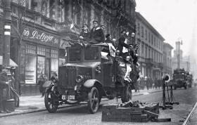 Tydzień Akademika w Warszawie w 1925 r. Przejazd studentów przez miasto samochodami ciężarowymi.