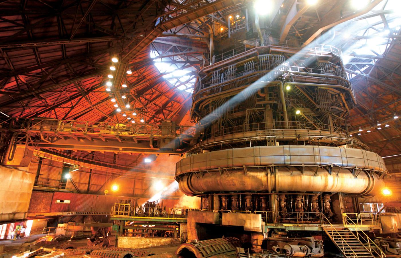 Dawna Huta Katowice, dzisiaj ArcelorMittal Poland, przetrwała ustrojowe transformacje po 1989 r. jako część światowego giganta w produkcji stali.