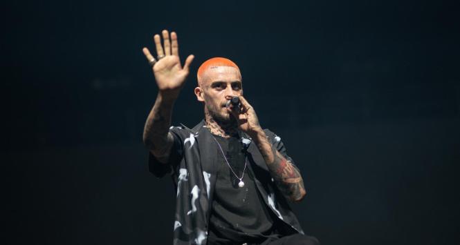 Quebonafide podczas koncertu. Warszawa 2018 r.