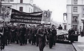 Londyn, 22 kwietnia 1956. Antysowiecka demonstracja emigrantów z Europy Środkowo-Wschodniej.