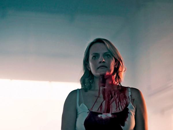 Elisabeth Moss znów jako Offred w (dalej) brutalnym świecie.