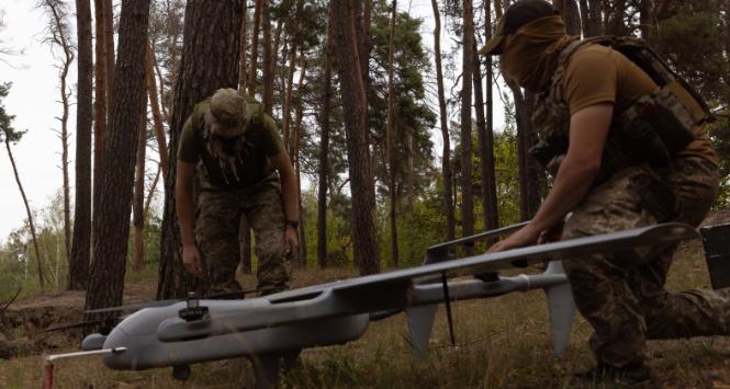 24 września 2025 r. Ukraińscy żołnierze ustawiają drona „Posejdon”, w pobliżu linii frontu w kierunku Doniecka. „Posejdon” został opracowany przez ukraińską firmę Swarmly i dopuszczony do użytku przez Siły Zbrojne na początku 2025 r. Działa na dużych wysokościach poza zasięgiem większości rosyjskiej obrony powietrznej, ma zasięg operacyjny do 150 kilometrów.