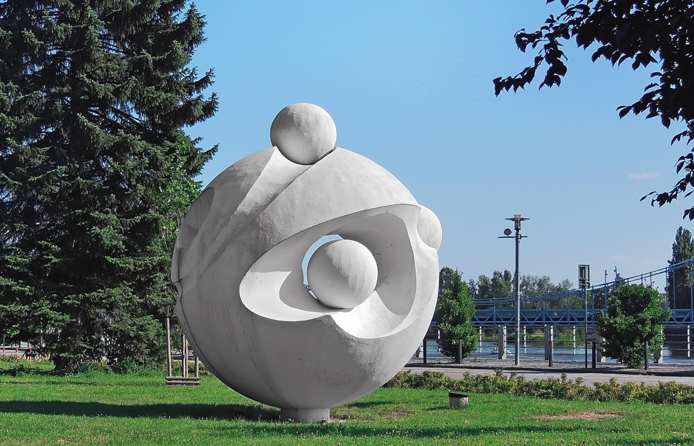 Rzeźba zatytułowana „Atom”, Wrocław.