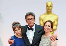 Oscar dla IdyPo raz pierwszy w historii, na 87. gali rozdania Oscarów w kategorii najlepszy film nieanglojęzyczny zwyciężył polski obraz. 23 lutego o godz. 3.11 naszego czasu, dowiedzieliśmy się, że „Ida” Pawła Pawlikowskiego dostała tę najważniejszą nagrodę kinematografii. Wcześniej dzieło zostało zauważone i docenione na blisko 70 festiwalach filmowych. Ma na koncie pięć Europejskich Nagród Filmowych i trafiło do dystrybucji w USA, a także w 60 innych krajach, w Europie i poza nią: w Nowej Zelandii, Japonii, Argentynie i na Tajwanie. Ale w Polsce nie wszyscy chcieli świętować ten znaczący sukces. Znaleźli się i tacy, którzy zobaczyli w nim tylko „gloryfikację stalinowskiej zbrodniarki” (granej w filmie przez Agatę Kuleszę) i „oskarżanie Polaków o współudział w zagładzie Żydów”. Obrońcy jedynie słusznej prawdy, w tym Fundacja Reduta Dobrego Imienia (w której radzie zasiada m.in. prof. Piotr Gliński, dziś wicepremier i minister kultury), domagali się, by czołówkę filmu uzupełnić informacją, że za Holocaust odpowiadali Niemcy. Jednak widzowie, którzy z życzliwością przyjęli „Idę”, znają historię i docenili głębię tego uniwersalnego filmu.