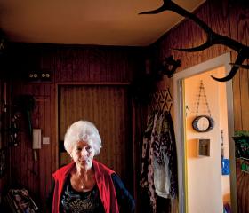 73-letnia Wika Szmyt prywatnie - w swoim babcinym mieszkaniu na warszawskiej Ochocie.