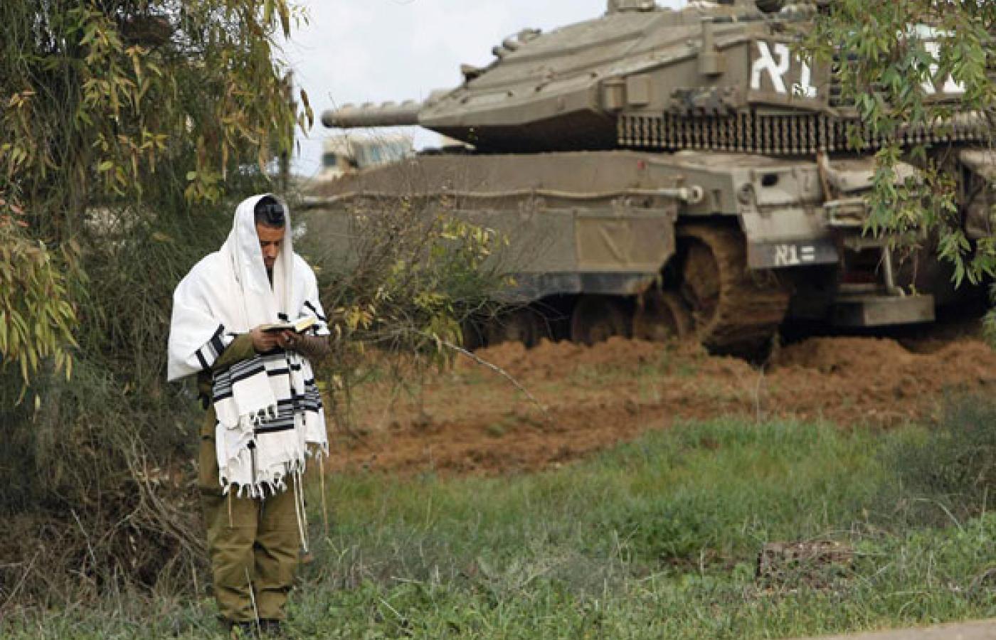 Izraelski żołnierz modlący się na granicy Izraela ze Strefą Gazy