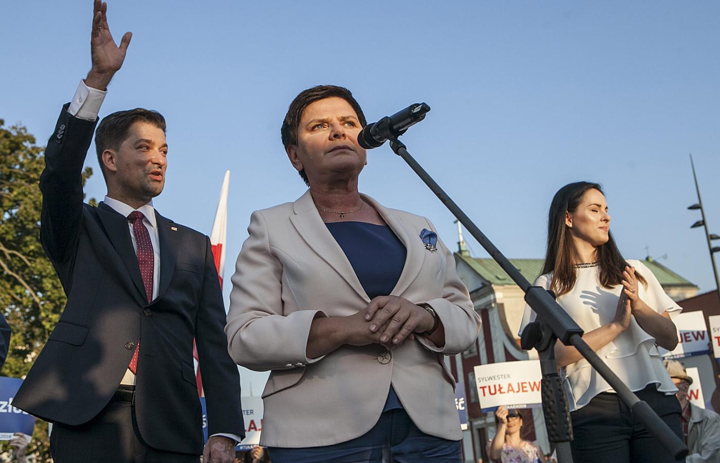 Sylwester Tułajew obok Beaty Szydło.