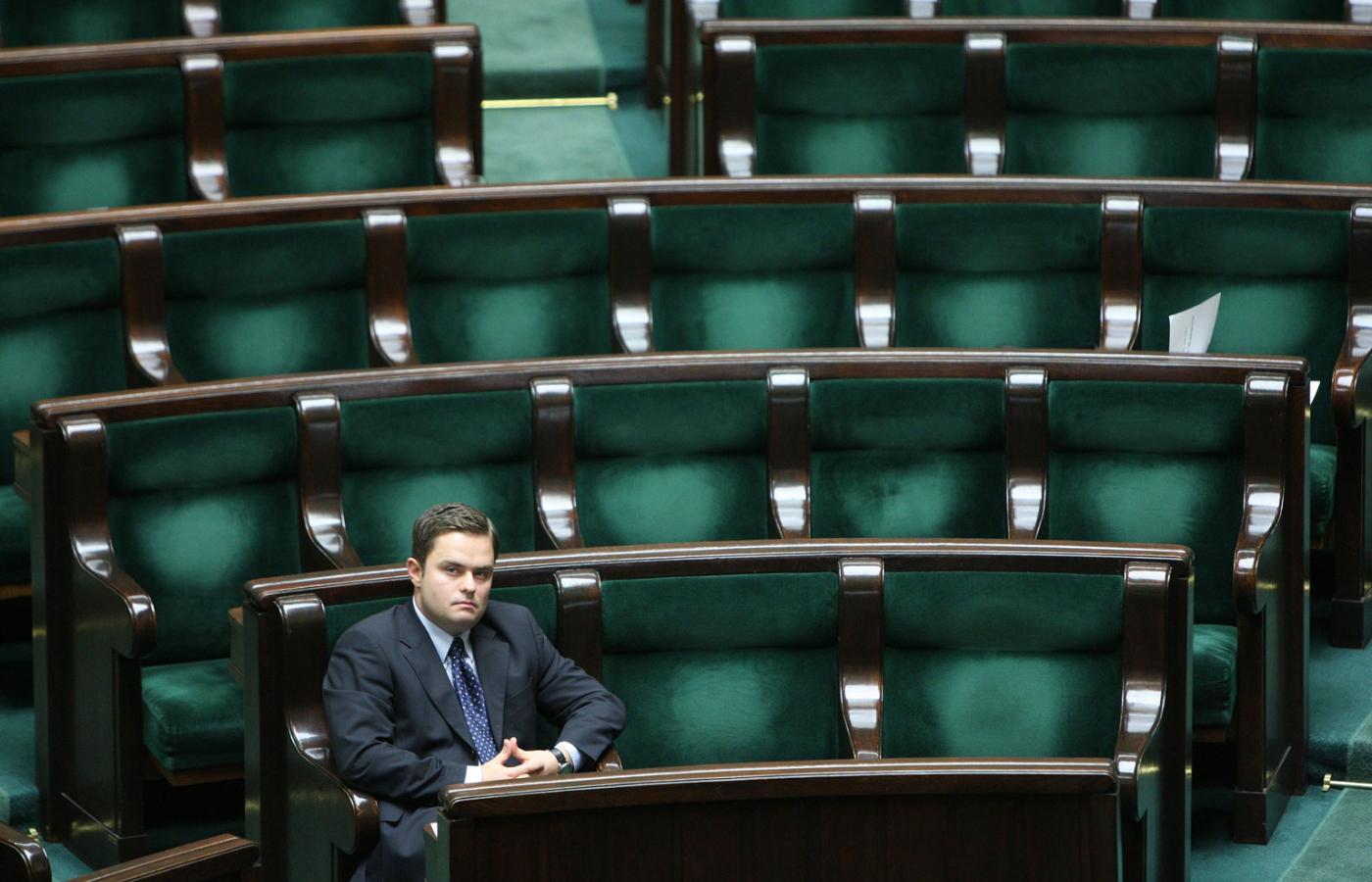 Hofman rośnie, a gdy polityk PiS rośnie, uaktywniają się jego wrogowie, a prezes daje im zielone światło. Tak dba o równowagę w partii.