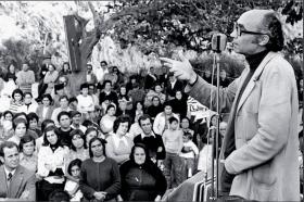 Rok 1975, Jose Saramago przemawia na wiecu.