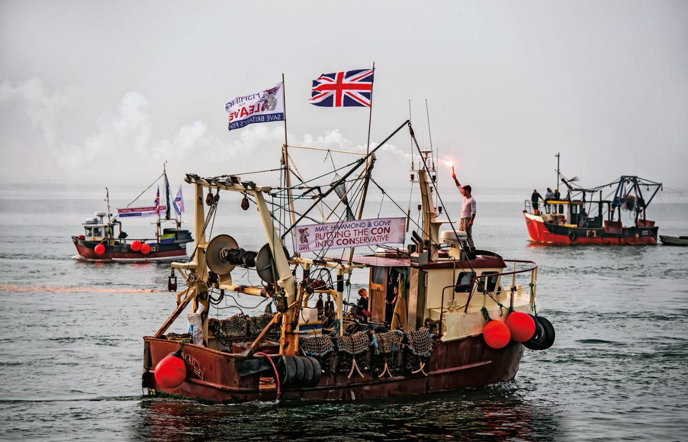 Grupa brytyjskich rybaków domaga się rezygnacji z okresu przejściowego i tzw. twardego brexitu bez umowy.