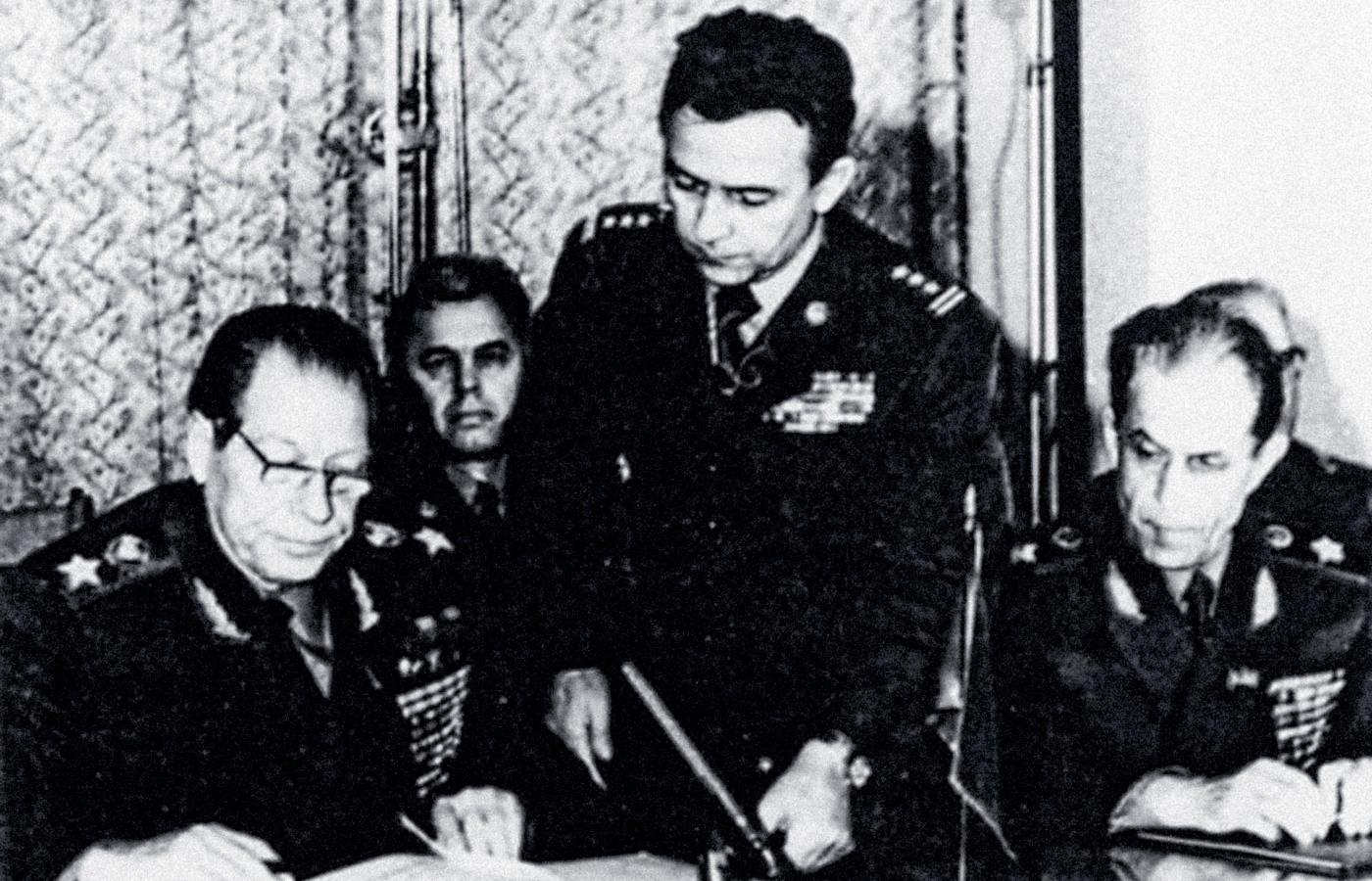 Płk Ryszard Kukliński (stoi) z marszałkiem Dmitrijem Ustinowem, ministrem obrony ZSRR (po lewej), Warszawa, grudzień 1979 r.