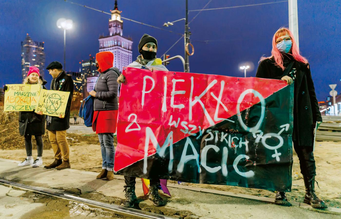 Manifestacja Strajku Kobiet w rocznicę wyroku Trybunału Julii Przyłębskiej ograniczającego prawo do aborcji.