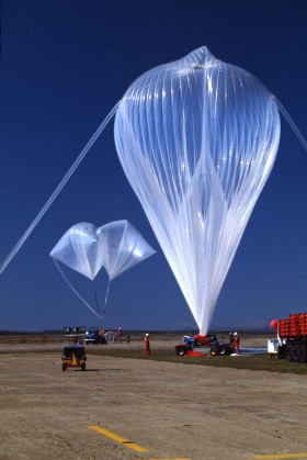 Balon stratosferyczny szykowany do odlotu. Balony takie badają pochodzenie atmosferycznych zanieczyszczeń oraz grubość warstwy ozonowej.