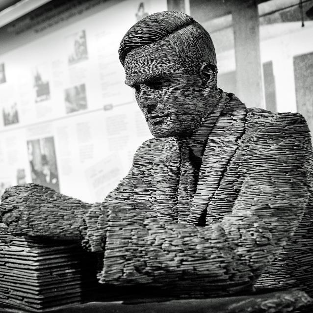 Pomnik Alana Turinga w Bletchley Park.
