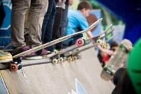 Uderzenia kółek deskorolek o powierzchnię ramp słyszalne były wyraźnie nawet w odległości 150 m od terenu skateparku.