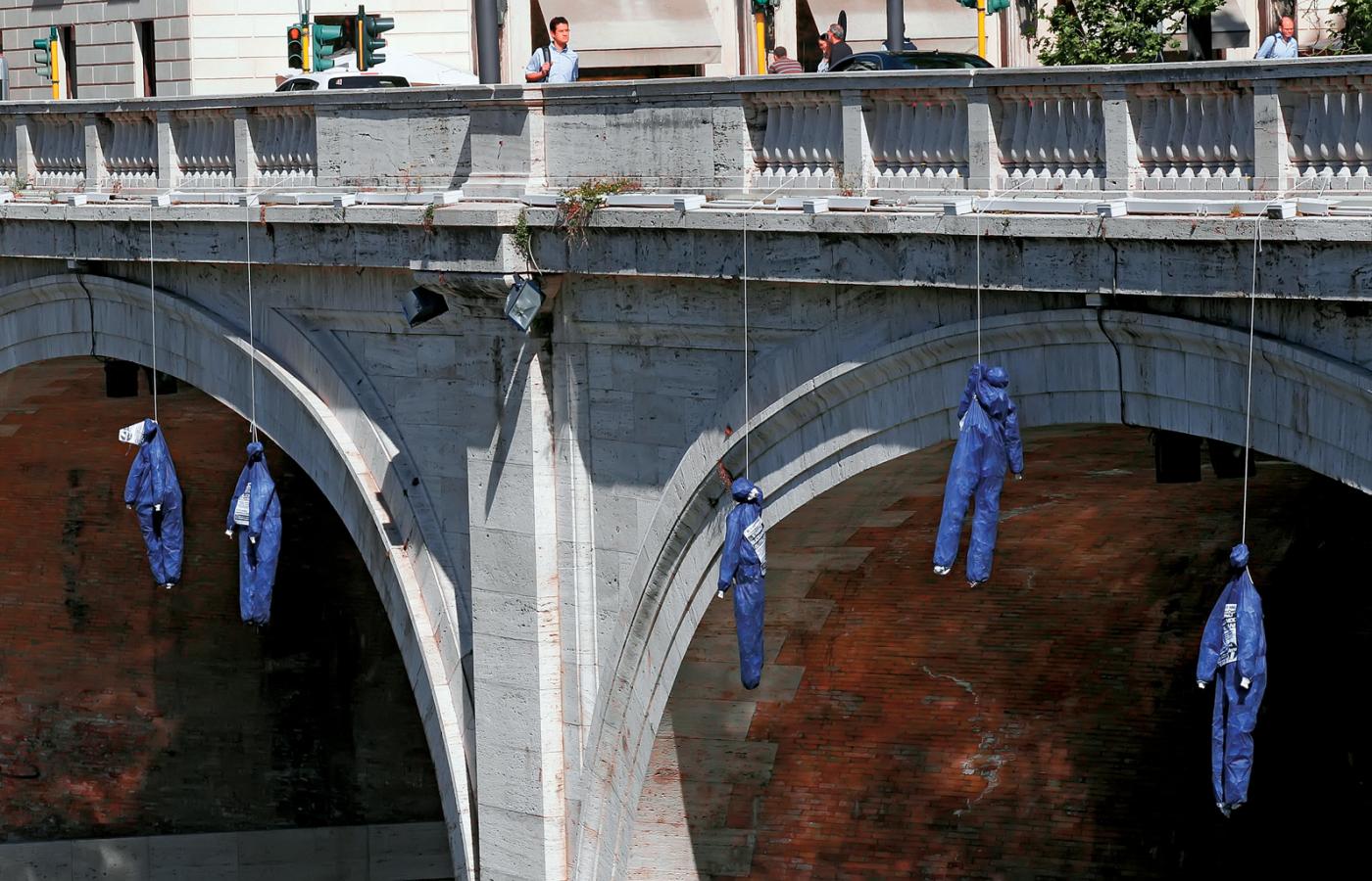 Happening organizacji La Destra w Rzymie. Powieszone kukły symbolizują ofiary włoskiego kryzysu.