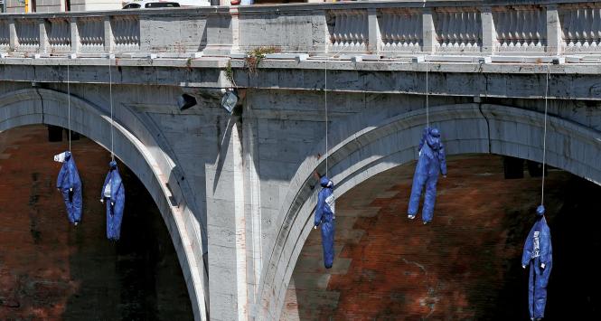 Happening organizacji La Destra w Rzymie. Powieszone kukły symbolizują ofiary włoskiego kryzysu.
