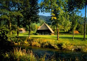 Szlak rowerowy Panorama Schwarzwaldu (na zdjęciu Dolina Gutach). To szlak przeznaczony głównie dla rowerzystów bez sportowego zacięcia, ponieważ bez większego wysiłku wjadą na wyżej położone tereny wschodniego Schwarzwaldu. Jedyny ostry podjazd można pokonać kolejką.