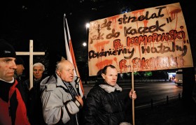 Warszawa, październik 2010 r., protest przed Kancelarią Premiera po zabójstwie w siedzibie łódzkiego biura PiS