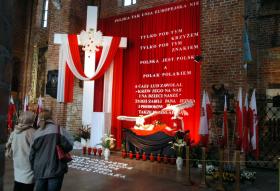 Orzeł w koronie z polską flagą w dziobie, którą owinięte jest ciało Chrystusa. Grób pański w 2003 r., u św. Brygidy w Gdańsku miał zdaniem ks. Henryka Jankowskiego „wybitnie patriotyczny charakter, wyrażający troskę o Polskę'.