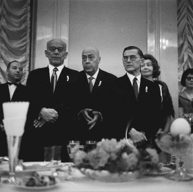 1963 r. Bankiet na cześć prezydenta Meksyku. Gomułka, Cyrankiewicz, Zawadzki, Andrycz. Gumułce bardzo odpowiadał gorset reguł nie tylko na przyjęciu dyplomatycznym, ale w życiu rządzących i rządzonych.