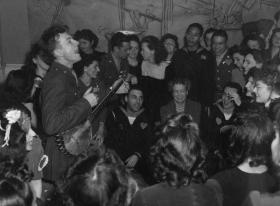 Pete Seeger, występował najczęściej z nieodłącznym pięciostrunowym banjo.