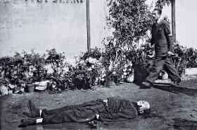 Zwłoki zamordowanego Mussoliniego, 28 kwietnia 1945 r. Potem, w Mediolanie, powieszono je za nogi.
