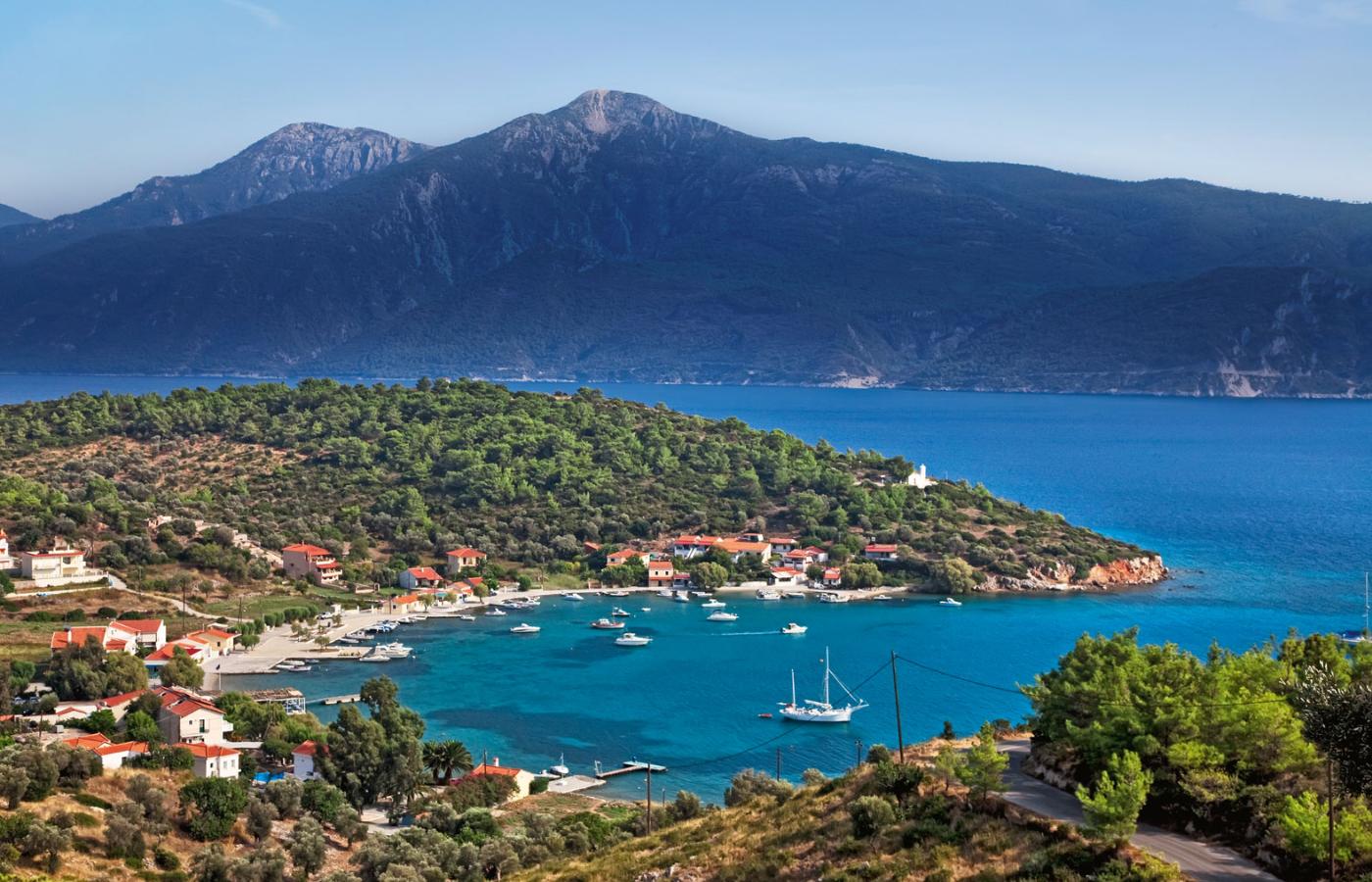 Widok na wyspę Samos, za nią widoczne tureckie wybrzeże. W najwęższym miejscu cieśnina ma półtora kilometra.