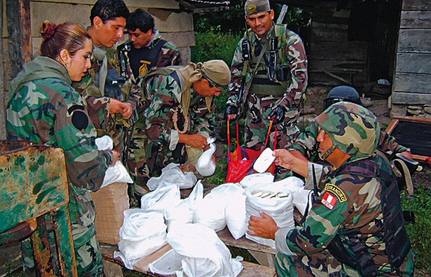 Peru. Policja antynarkotykowa DIRANDRO ze skonfiskowanym białym proszkiem