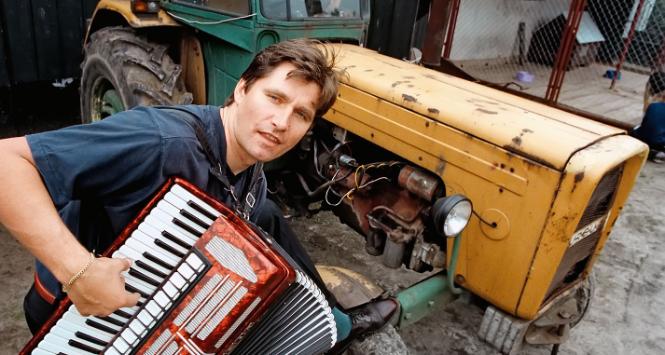 Sławomir Świerzyński, lider zespołu Bayer Full, w swoim gospodarstwie w Woli Łąckiej, 1998 r.