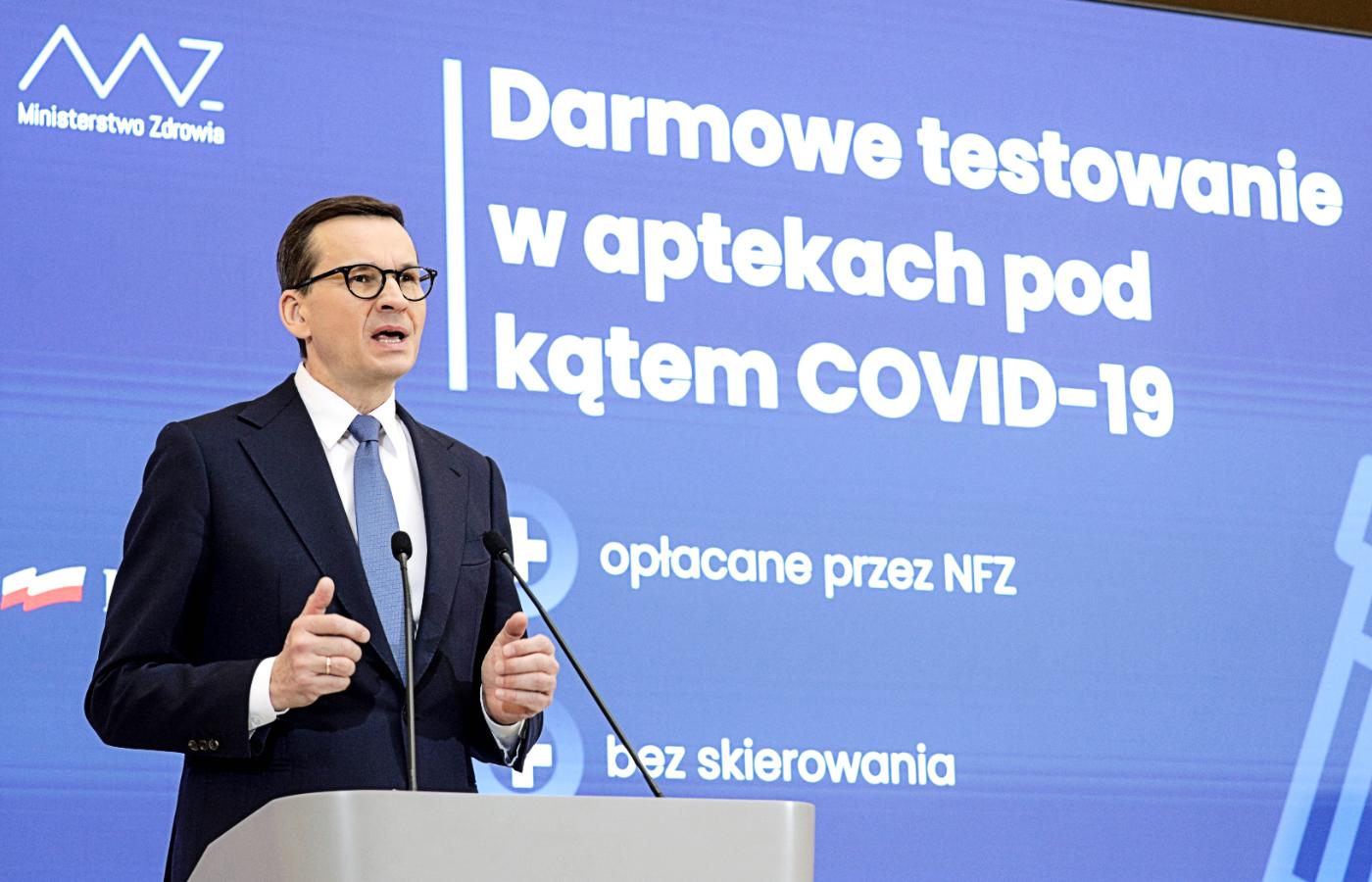 Premier Mateusz Morawiecki w czasie konferencji poświęconej działaniom rządu w związku z rosnącymi zakażeniami wariantem omikron koronawirusa. 21 stycznia 2022 r.