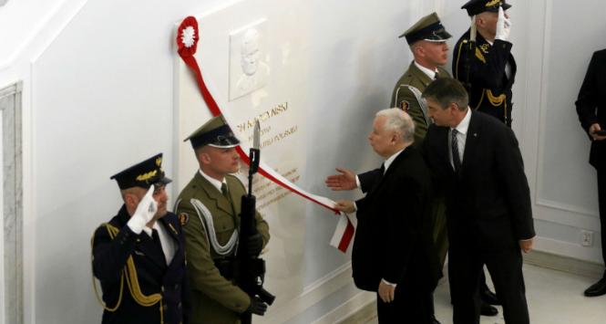 Prezes Jarosław Kaczyński i marszałek Sejmu Marek Kuchciński podczas uroczystości odsłonięcia pamiątkowej tablicy byłego prezydenta Lecha Kaczyńskiego